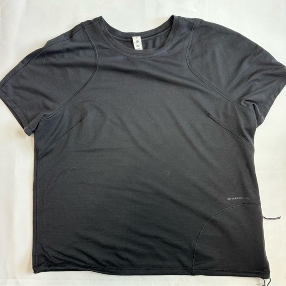 1153 - Lululemon Short Sleeve Size 6